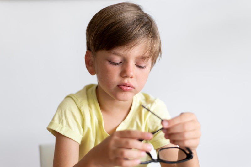 6 اختبارات تكشف حاجة الطفل لارتداء نظارات طبية